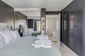 4 chambres, bureau, fer et planche à repasser, lit parapluie