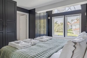 4 Schlafzimmer, Schreibtisch, Bügeleisen/Bügelbrett, Reisekinderbett