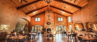 Modern LONGHORN CABIN with views-Near Hidden Falls Park-2 acres, 2 min to lake