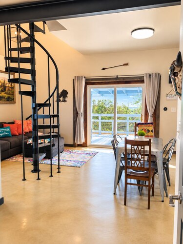 Modern LONGHORN CABIN with views-Near Hidden Falls Park-2 acres, 2 min to lake