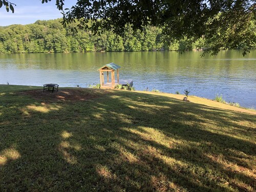 South Holston LAKE FRONT area for camping, has water from hose only. No hookups.
