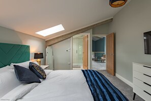 5 bedrooms, iron/ironing board, WiFi, bed sheets