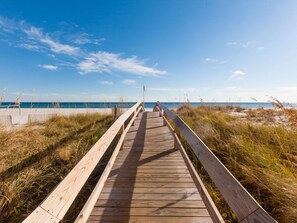 På stranden