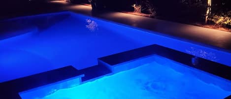 Een buitenzwembad en een verwarmd zwembad