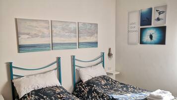 2 Schlafzimmer, Schreibtisch, Bügeleisen/Bügelbrett, Reisekinderbett