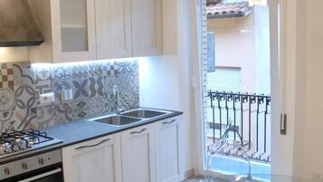 Frigorifero, microonde, forno, piano cottura