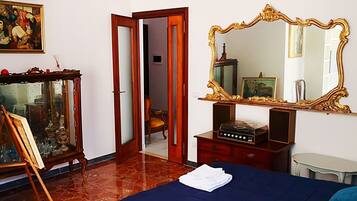 2 Schlafzimmer, Schreibtisch, Bügeleisen/Bügelbrett, Reisekinderbett