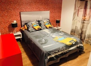 5 sovrum, skrivbord, strykjärn/strykbräda och resesäng