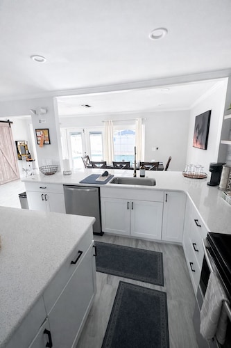 Paradise Palms Beach house with HEATED POOL🏖🌅🐬