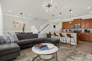 Télévision à écran plat, table de tennis de table