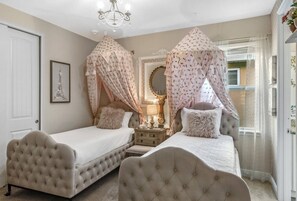 8 bedrooms, travel cot, WiFi, bed sheets