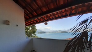 Un balcón con vistas a un lago y montañas.