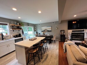 Smart-TV, Kamin, Videospiele, Tischfußball