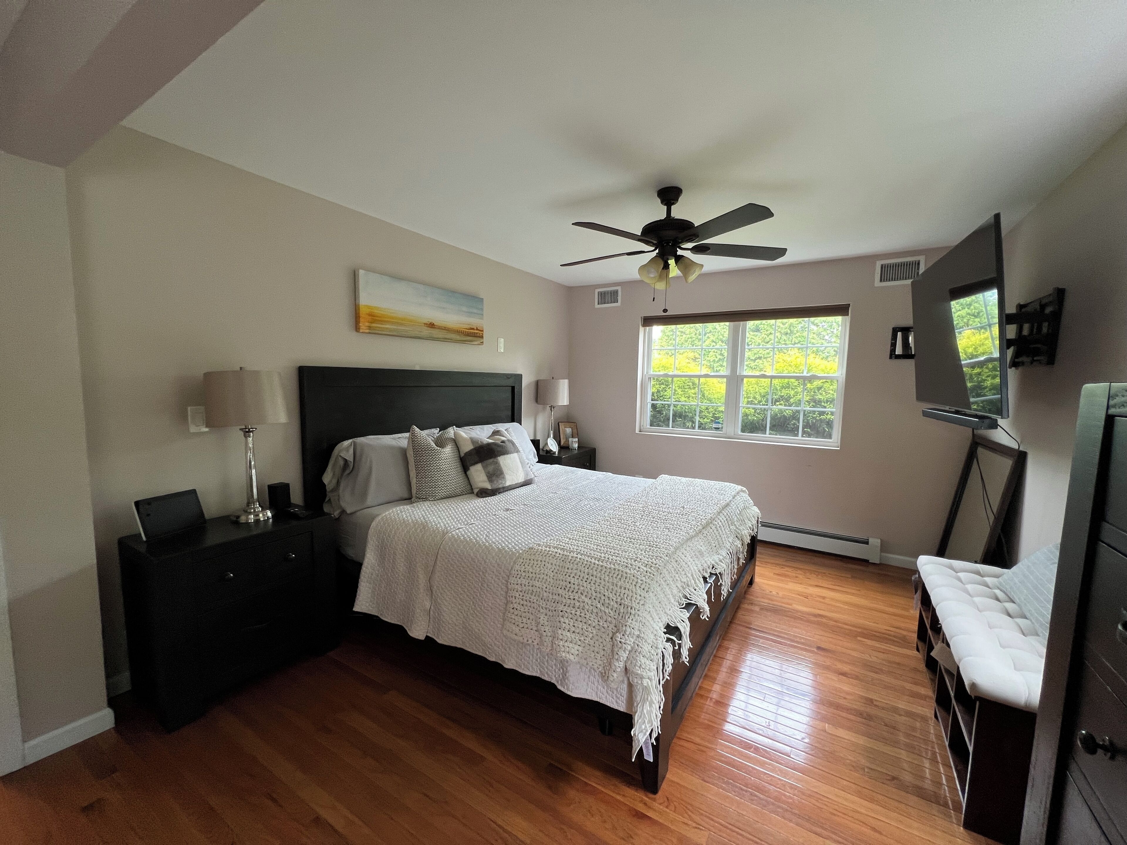 4 bedrooms, desk, WiFi, bed sheets