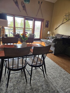 Smart-TV, Kamin, DVD-Player, Bücher