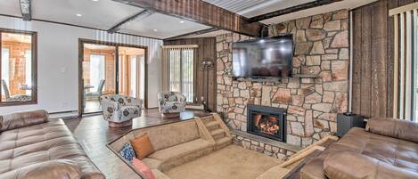 TV connectée, cheminée, jeux vidéo, livres