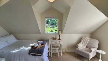 1 dormitorio, tabla de planchar con plancha, wifi y ropa de cama