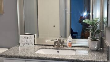 Combined shower/tub, towels, toilet paper