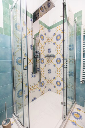 Shower, jetted bath, hair dryer, bidet - PALACE PANARIELLO (Agerola)