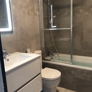 Badekar, hårtørrer, Toiletpapir
