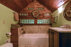 Bathtub, hair dryer, towels - The Tulip Poplar Cabin - Perfect for Two People (Topton)