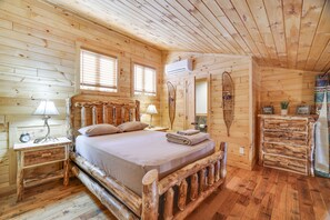 3 bedrooms, iron/ironing board, free WiFi, bed sheets - CAMELBACK CABINS 103  in POCONOS Ski on off block parking level no steps to unit (Tannersville)