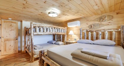 CAMELBACK CABINS 103 in POCONOS Ski on off block parking level no steps to unit