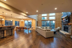 Smart-TV, Kamin, Videospiele, Arbeitsbereiche