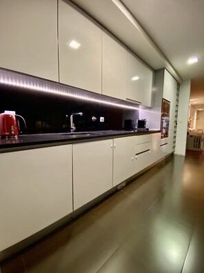 Een koelkast, een microgolfoven, een oven, een kookplaat