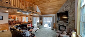 HL96 Single family home with views and lots of space! Privacy, convenience, AC and Dog Friendly!