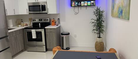 Kühlschrank, Ofen, Herdplatte, Wasserkocher mit Kaffee-/Teezubehör