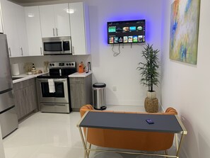 Fridge, oven, stovetop, coffee/tea maker
