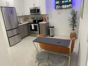 Fridge, oven, stovetop, coffee/tea maker