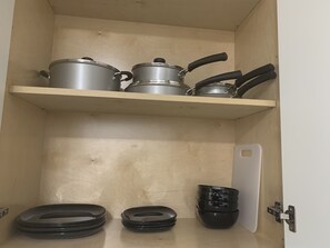 Fridge, oven, stovetop, coffee/tea maker