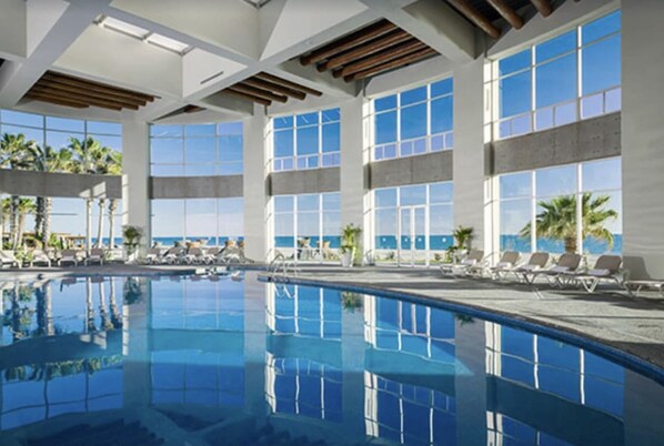 Indoor pool, outdoor pool - Mayan Palace - Vidanta - 5 Diamond Resort (Nuevo Vallarta)