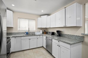 Fridge, microwave, oven, stovetop - Upgraded 3B/2Bth Great Access to All You Need (Clovis)