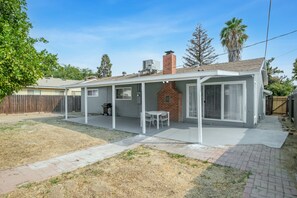 Outdoor dining - Upgraded 3B/2Bth Great Access to All You Need (Clovis)