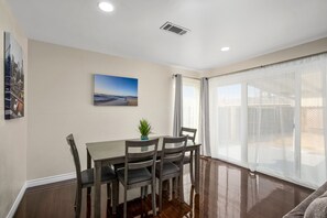 Dining - Upgraded 3B/2Bth Great Access to All You Need (Clovis)