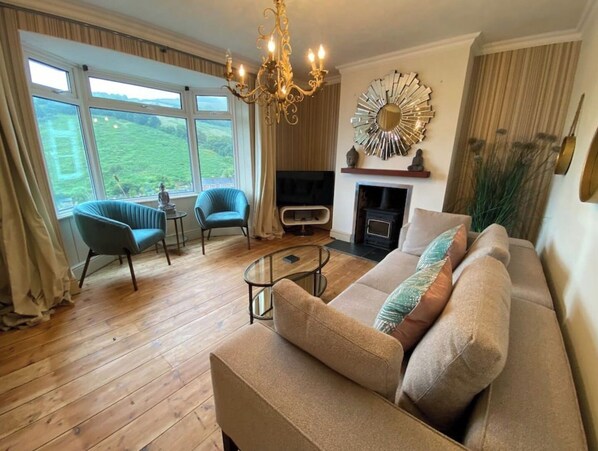 Smart TV - *New* 5 Bedroom, Dartmouth Water Views, Sth Facing (Dartmouth)