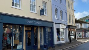 Katunäkymä, jossa näkyy liike nimeltä ’Seasalt Cornwall’, ja sen ikkunassa on esillä myymälänukkeja.