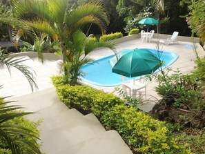 Una piscina al aire libre