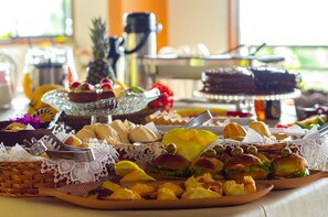 Free daily buffet breakfast - Pousada Elfos (Bombinhas)