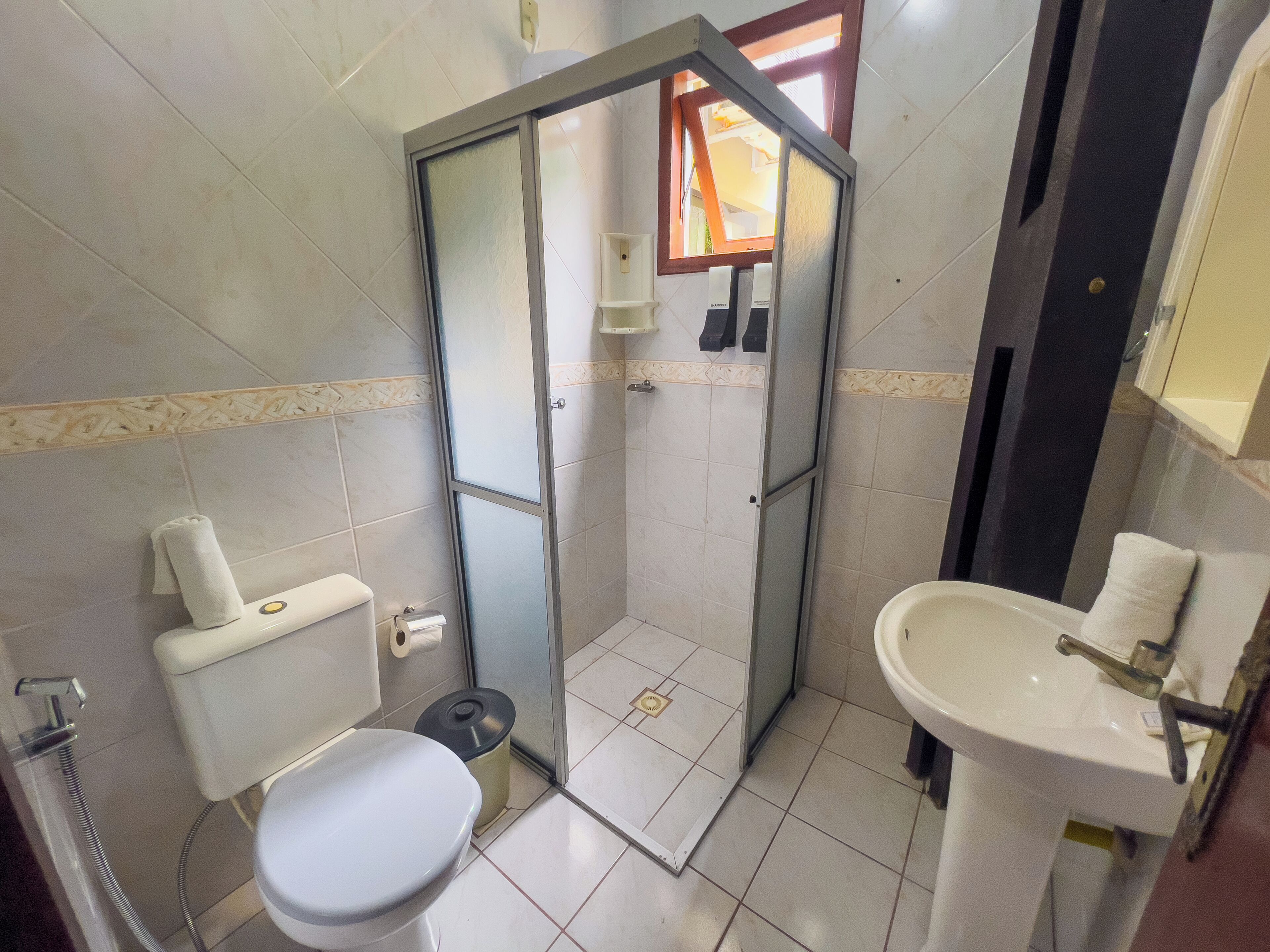 A bathroom with a toilet, bidet, and sink.