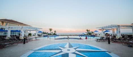 Utomhuspool och uppvärmd pool