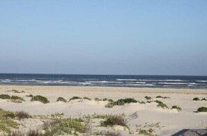 Playa en los alrededores, camastros y toallas de playa 