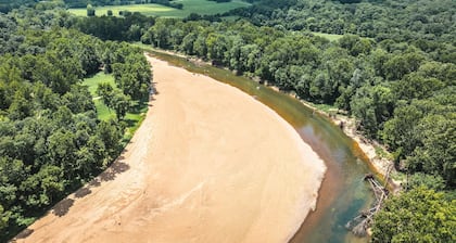 Romantic getaway for 2 with stunning views and Private River Access