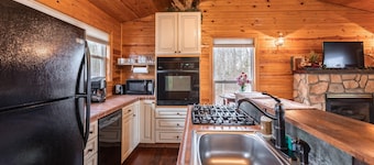 Romantic getaway for 2 with stunning views and Private River Access