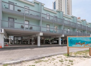 Exterior - Super Clean! Best GS Location! Walk to Restaurants & Shopping - Reserved Parking (Gulf Shores)