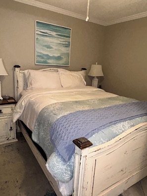 1 bedroom, iron/ironing board, travel cot, free WiFi - Super Clean! Best GS Location! Walk to Restaurants & Shopping - Reserved Parking (Gulf Shores)