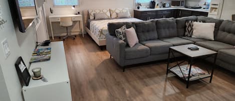 1 Schlafzimmer, Zimmersafe, Schreibtisch, Bügeleisen/Bügelbrett